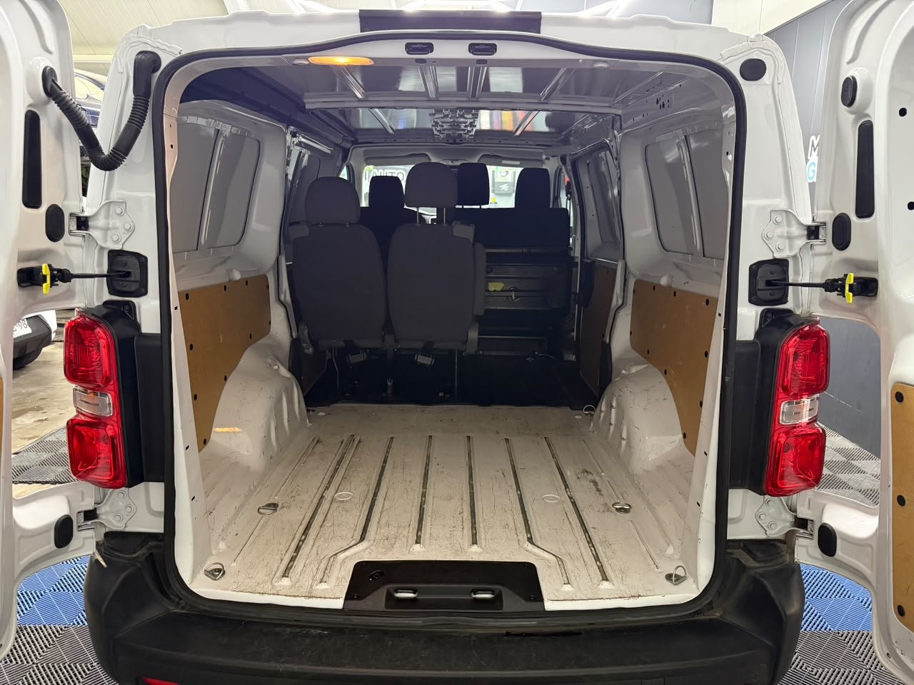 Peugeot Expert 2.0 L3 Bluehdi Diesel 4X2 Furgon — foto 3 de 11
